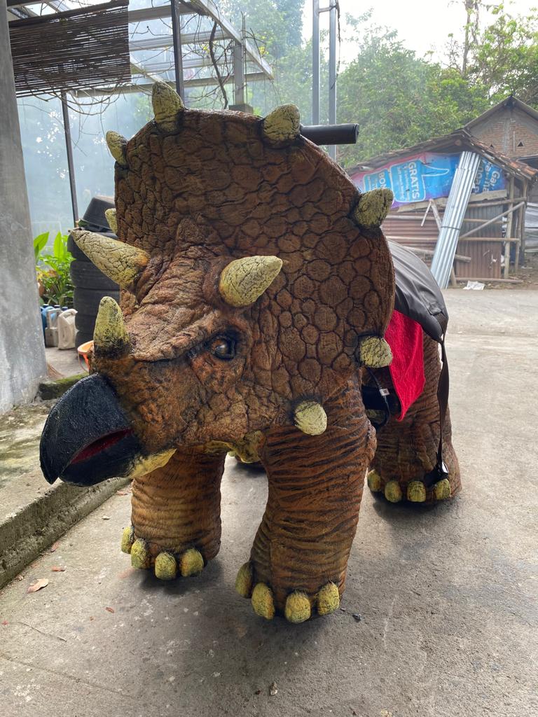 Cerita Awal Replika Dinosaurus Buatan Bantul Bertebaran di Pulau Jawa
